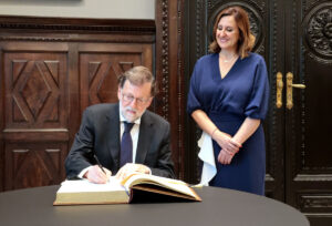 La alcaldesa de Valencia, María José Catalá, recibe al expresidente del Gobierno, Mariano Rajoy.